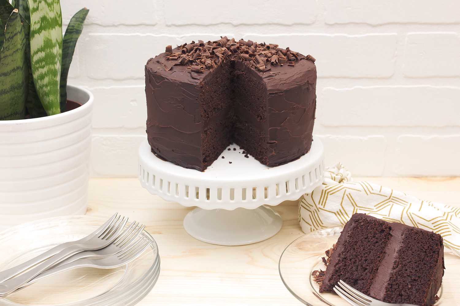 The Best Chocolate Cake with Fudge Frosting | Queenslee Appétit